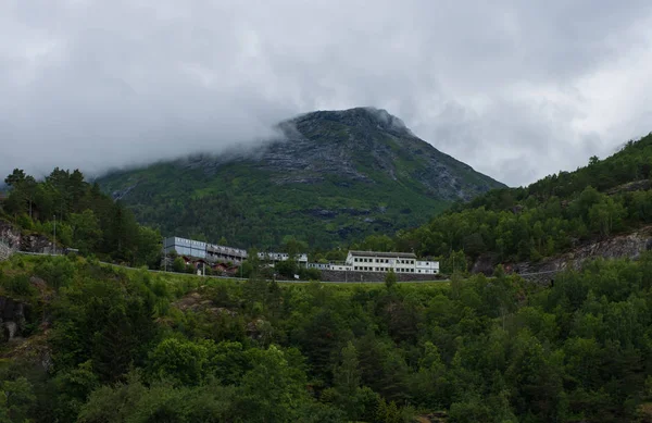 Modrá voda Geirangerfjord, jak je vidět z města Hellesylt, More og Romsdal, Norsko. Červenec 2019 — Stock fotografie