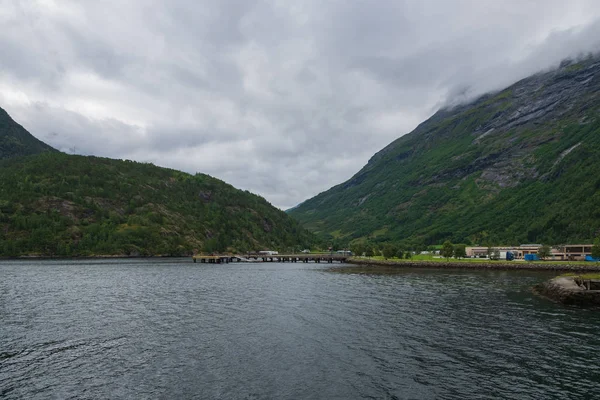 Błękitna woda Geirangerfjord widziana z miasta Hellesylt, More og Romsdal, Norwegia. lipiec 2019 — Zdjęcie stockowe