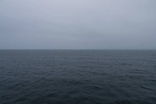 Um dos ferries de carro entre Mortavika e Arsvagen navegando em mar agreste com algumas ondas grandes e paisagem serrana no fundo, Noruega — Fotografia de Stock