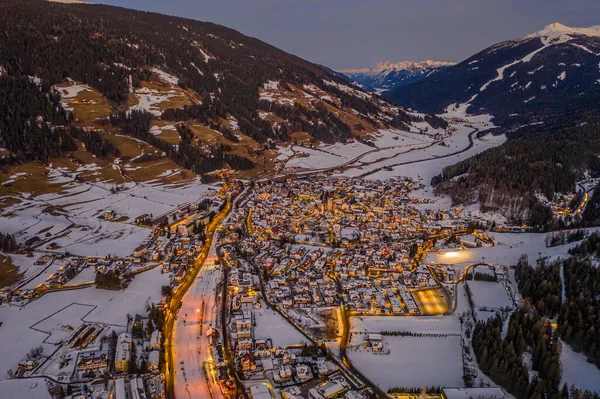 San Candido Innichen nocą w południowym Tyrolu Alto Adige we Włoszech w sezonie zimowym. Dron powietrzny wystrzelony w styczniu 2020 — Zdjęcie stockowe