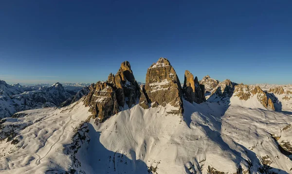 Доломиты, три вершины Tre Cime di Lavaredo на снежном и голубом фоне неба. Италия, Европа. Январь 2020 — стоковое фото