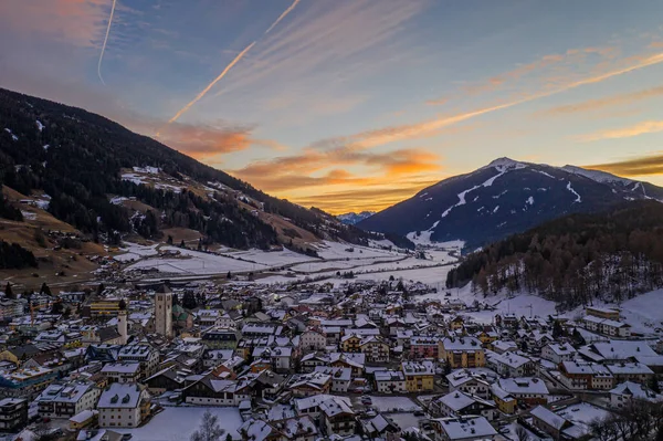 San Candido Innichen à noite no sul do Tirol Alto Adige, Itália, durante a temporada de inverno. Drone aéreo disparado em janeiro 2020 — Fotografia de Stock