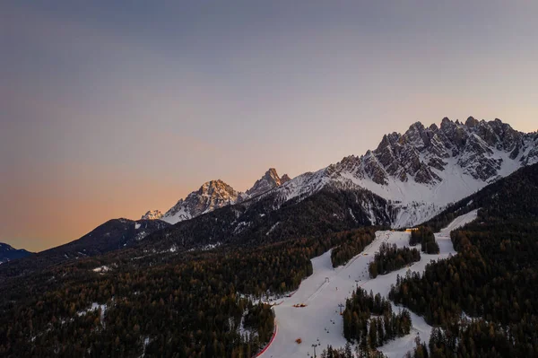 Dolomiten im winter, bei san candido, alto adige italien. Sonnenaufgang des Skigebiets monte baranci haunold. Luftdrohne im Januar 2020 abgeschossen — Stockfoto