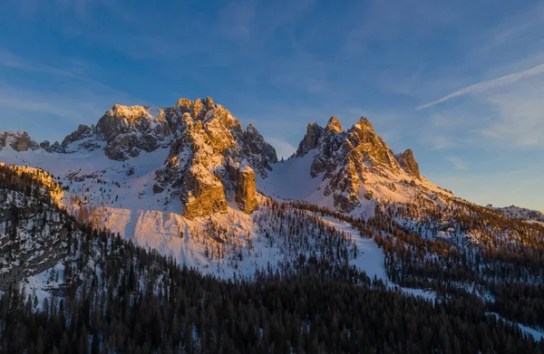 Una increíble puesta de sol en los Alpes Dolomitas en el Parque Nacional Tre Cime di Lavaredo en enero de 2020 en Italia. Disparo aéreo con drones — Foto de Stock