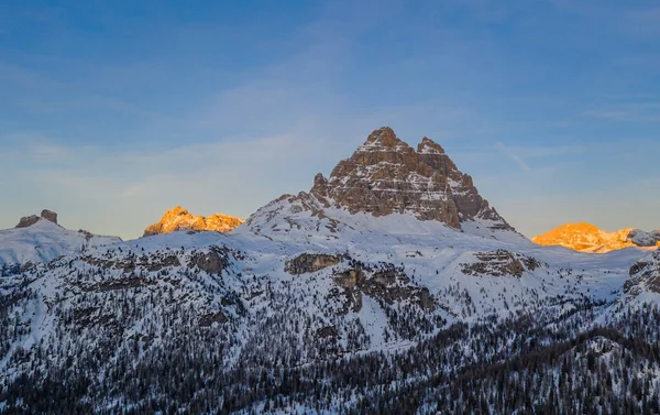 Una increíble puesta de sol en los Alpes Dolomitas en el Parque Nacional Tre Cime di Lavaredo en enero de 2020 en Italia. Disparo aéreo con drones —  Fotos de Stock