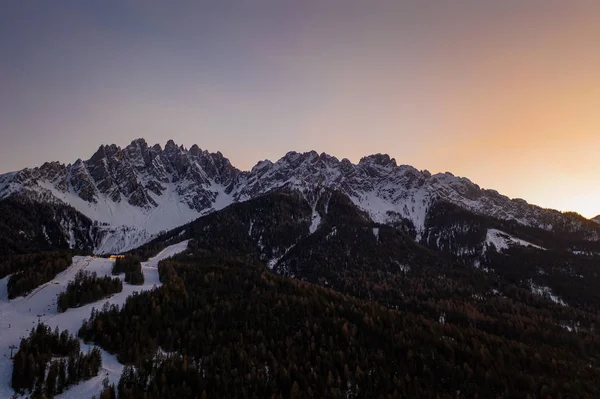 Montaña Dolomitas en invierno, por San Candido, Alto Adigio Italia. Salida del sol de la estación de esquí Monte Baranci Haunold. Disparo aéreo de drones en enero de 2020 — Foto de Stock