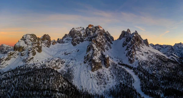 Una increíble puesta de sol en los Alpes Dolomitas en el Parque Nacional Tre Cime di Lavaredo en enero de 2020 en Italia. Disparo aéreo con drones — Foto de Stock