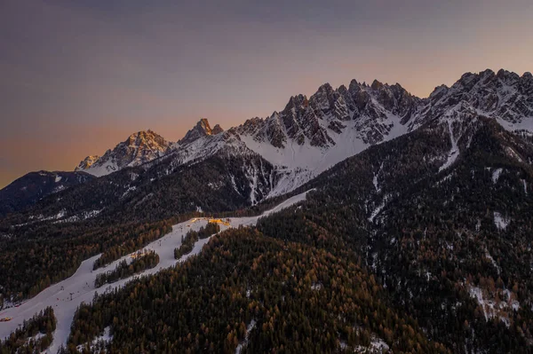 Montaña Dolomitas en invierno, por San Candido, Alto Adigio Italia. Salida del sol de la estación de esquí Monte Baranci Haunold. Disparo aéreo de drones en enero de 2020 — Foto de Stock