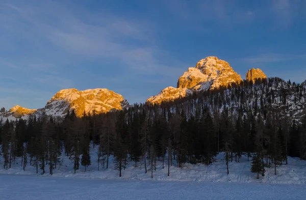 Una increíble puesta de sol en los Alpes Dolomitas en el Parque Nacional Tre Cime di Lavaredo en enero de 2020 en Italia. Disparo aéreo con drones — Foto de Stock