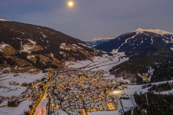 San candido innichen bei nacht in südtirol alto adige, italien während der wintersaison. Luftdrohne im Januar 2020 abgeschossen — Stockfoto