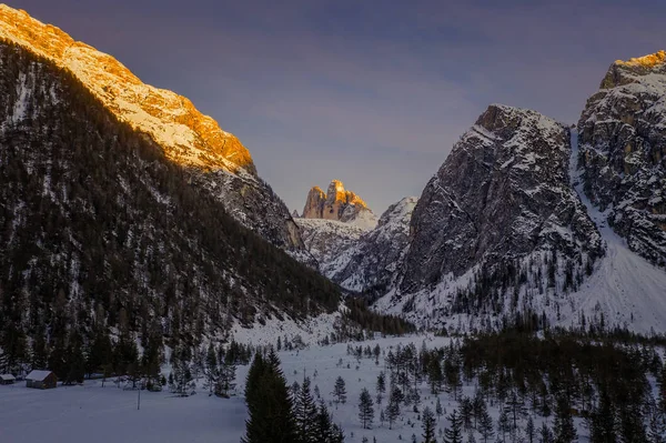 Colorido atardecer en las montañas Dolomitas, tres picos de Tre Cime di Lavaredo en fondo nevado y nublado. Italia, Europa. enero 2020 — Foto de Stock