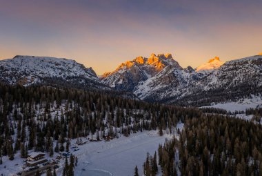 İtalya 'da Ocak 2020' de Tre Cime di Lavaredo Ulusal Parkı 'nda Dolomites Alplerinde inanılmaz bir günbatımı yaşandı. Hava aracı görüntüsü