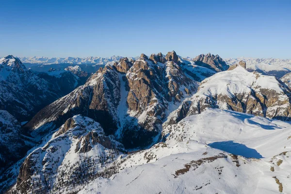 Berg ås utsikt över Drei Zinnen eller Tre Cime di Lavaredo, Sydtyrolen, nationalpark Dolomiter vid Italien Alperna. Flygdrönare skott i januari 2020 — Stockfoto