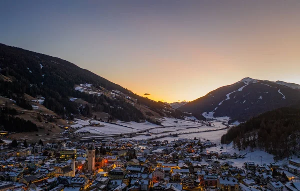San Candido Innichen vid soluppgången i Sydtyrolen Alto Adige, Italien under vintersäsongen. Flygdrönare skott i januari 2020 — Stockfoto