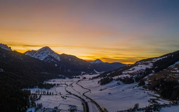 San Candido Innichen por la noche en el Tirol del Sur Alto Adigio, Italia durante la temporada de invierno. Disparo aéreo de drones en enero de 2020 —  Fotos de Stock