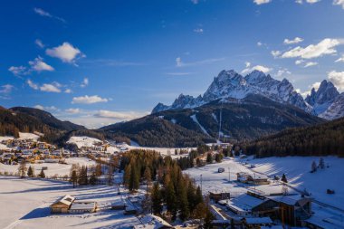 Monte Elmo, Dolomitler, İtalya - Dağ kayağı ve snowboard. Sexten Sesto, Trentino-Alto Adige, Puster Valley Alta Pusteria, Güney Tyrol. Hava aracı ateşi, Ocak 2020