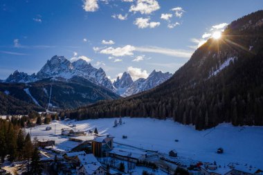 Monte Elmo, Dolomitler, İtalya - Dağ kayağı ve snowboard. Sexten Sesto, Trentino-Alto Adige, Puster Valley Alta Pusteria, Güney Tyrol. Hava aracı ateşi, Ocak 2020