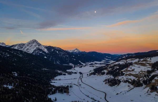 San Candido Innichen al amanecer en el Tirol del Sur Alto Adigio, Italia durante la temporada de invierno. Disparo aéreo de drones en enero de 2020 —  Fotos de Stock