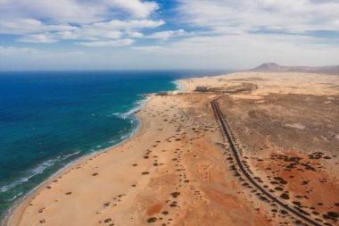 Fuerteventura 'daki Corralejo Kum Parkı' ndan geçen yüksek açılı yol manzaralı. Ekim 2019 'da hava aracı ateşlendi.