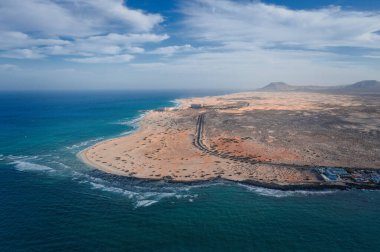 Fuerteventura 'daki Corralejo Kum Parkı' ndan geçen yüksek açılı yol manzaralı. Ekim 2019 'da hava aracı ateşlendi.