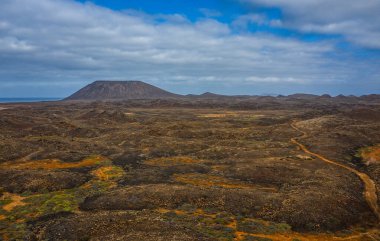 Kanaryalardaki kurak Lobos adasının panoraması. Kanarya Adaları, İspanya, Ekim 2019. Hava aracı görüntüsü