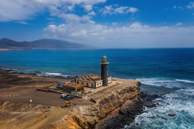 Tepe ve deniz fenerlerinin su birikintilerinde refleksler, Fuerteventura, Kanarya adaları kıyısında Jandia. Hava aracı ateşi, Ekim 2019