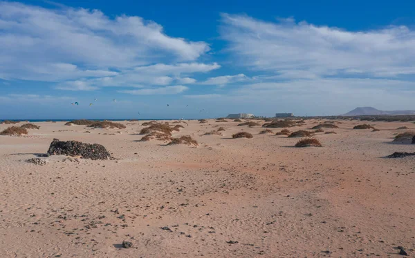 Vista en ángulo alto de la carretera que atraviesa el parque natural de las dunas de Corralejo en Fuerteventura. Tiro aéreo con dron en octubre de 2019 — Foto de Stock