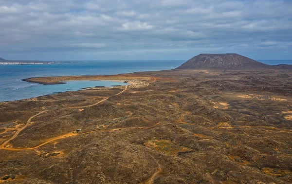 Panorama van het dorre eiland Lobos in de kanaries. Canarische eilanden, Spanje, oktober 2019. Dronenschot vanuit de lucht — Stockfoto