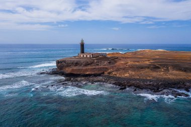 Tepe ve deniz fenerlerinin su birikintilerinde refleksler, Fuerteventura, Kanarya adaları kıyısında Jandia. Hava aracı ateşi, Ekim 2019