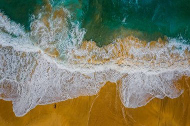 Deniz suyu, beyaz kumsalla buluşuyor. Hava manzaralı. Fuerteventura Adası, Kanarya, İspanya. Ekim 2019