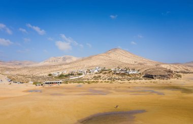 Bu Kanarya Adaları 'ndan gelen bir insansız hava aracı. Sotavento plajı Fuerteventura adasının kıyısında. Ekim 2019