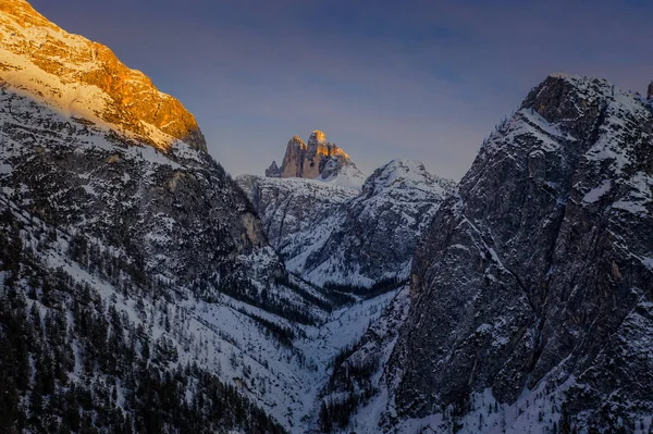 Colorido atardecer en las montañas Dolomitas, tres picos de Tre Cime di Lavaredo en fondo nevado y nublado. Italia, Europa. enero 2020 — Foto de Stock