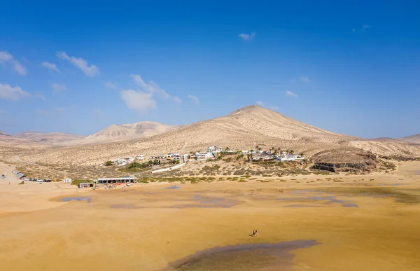 Se trata de un dron aéreo disparado desde las islas Canarias. La playa de Sotavento está en la costa de la isla de Fuerteventura. octubre 2019 — Foto de Stock