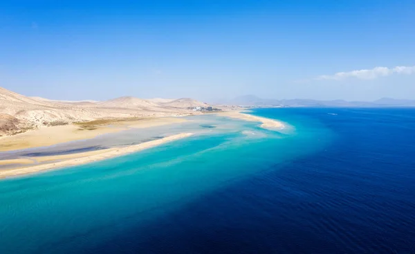 Dit is een drone vanuit de lucht vanaf Canarische eilanden. Sotavento strand ligt aan de kust van Fuerteventura eiland. oktober 2019 — Stockfoto