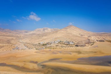 Bu Kanarya Adaları 'ndan gelen bir insansız hava aracı. Sotavento plajı Fuerteventura adasının kıyısında. Ekim 2019