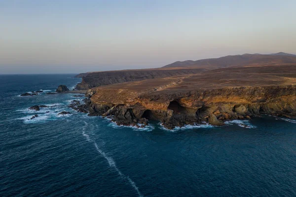 Ajuy, Fuerteventura, Kanarieöarna Spanien - oktober 2019: Cuevas de Ajuy, ett nätverk av kalkstensklippor och grottor vid Atlantkusten, som en gång användes av pirater. Flygbild — Stockfoto