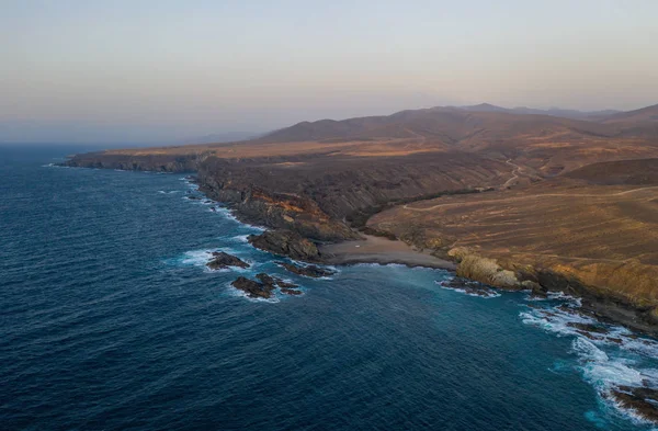 Ajuy, Fuerteventura, Kanarieöarna Spanien - oktober 2019: Cuevas de Ajuy, ett nätverk av kalkstensklippor och grottor vid Atlantkusten, som en gång användes av pirater. Flygbild — Stockfoto