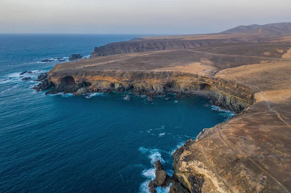 Ajuy, Fuerteventura, Canarische Eilanden Spanje - oktober 2019: de Cuevas de Ajuy, een netwerk van kalkstenen kliffen en grotten aan de Atlantische Oceaan, ooit gebruikt door piraten. Luchtzicht — Stockfoto