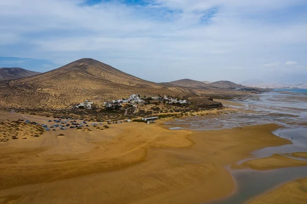 Dit is een drone vanuit de lucht vanaf Canarische eilanden. Sotavento strand ligt aan de kust van Fuerteventura eiland. oktober 2019 — Stockfoto