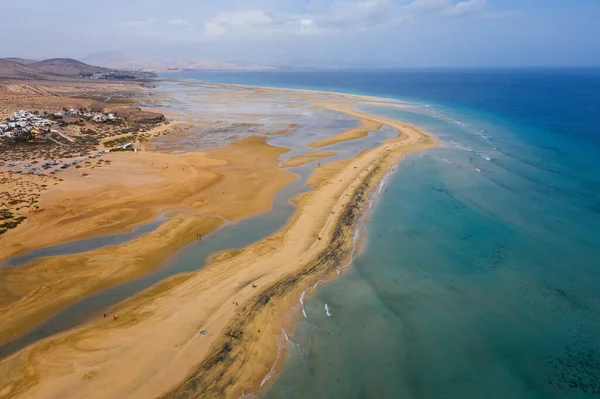 Dit is een drone vanuit de lucht vanaf Canarische eilanden. Sotavento strand ligt aan de kust van Fuerteventura eiland. oktober 2019 — Stockfoto