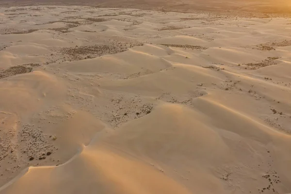 Песок на дюнах Corralejo Playas на Fuerteventura. Вид с воздуха в октябре 2019 года — стоковое фото