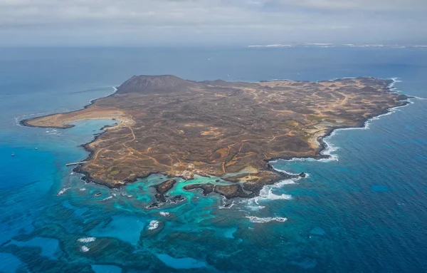 Prachtig panoramisch uitzicht op Isla de Lobos, een klein onbewoond eiland op slechts 2 kilometer van de kust van Fuerteventura, Canarische Eilanden, Spanje. oktober 2019 — Stockfoto