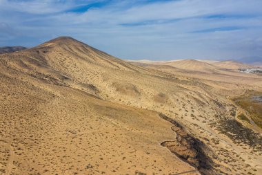 Bu Kanarya Adaları 'ndan gelen bir insansız hava aracı. Sotavento plajı Fuerteventura adasının kıyısında. Ekim 2019