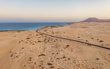 Fuerteventura 'daki Corralejo Kum Parkı' ndan geçen yüksek açılı yol manzaralı. Ekim 2019 'da hava aracı ateşlendi.