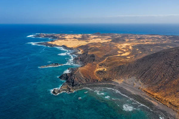 Uitzicht vanuit de lucht op de kust van het eiland Lobos, voor het eiland Fuerteventura op de Canarische Eilanden. oktober 2019 — Stockfoto