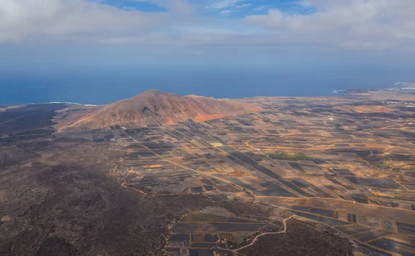 Luchtfoto van Timanfaya, het nationale park, Caldera Blanca, panoramisch uitzicht over vulkanen, bergen, wijngaarden, terrein, wild karakter, Lanzarote, Canarischeeilanden, Spanje — Stockfoto