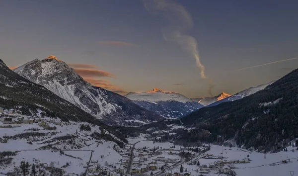 Зимний пейзаж на закате высокого Вальтеллина, между итальянскими центральными Альпами, деревня Вальдидентро, Sondrio, Италия — стоковое фото