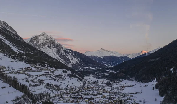 Paisagem de inverno ao pôr do sol do Valtellina alto, entre os Alpes centrais italianos, aldeia de valdidentro, sondrio, itália — Fotografia de Stock