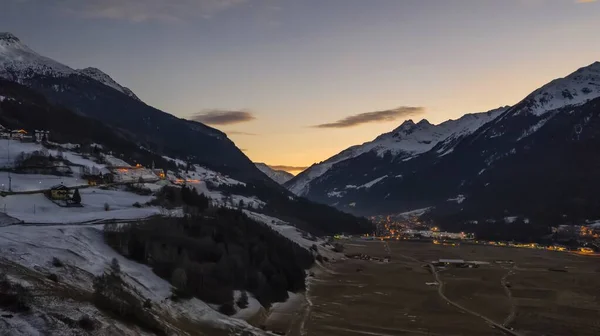 Vista do vale perto de Bormio Alpes italianos ao pôr do sol — Fotografia de Stock