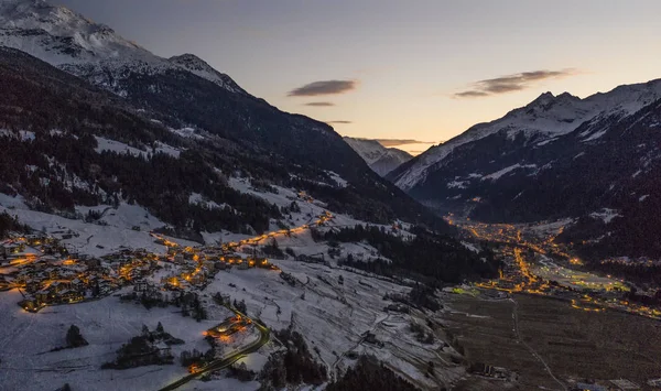 Vista do vale perto de Bormio Alpes italianos ao pôr-do-sol. Vista aérea do drone em janeiro de 2019 — Fotografia de Stock
